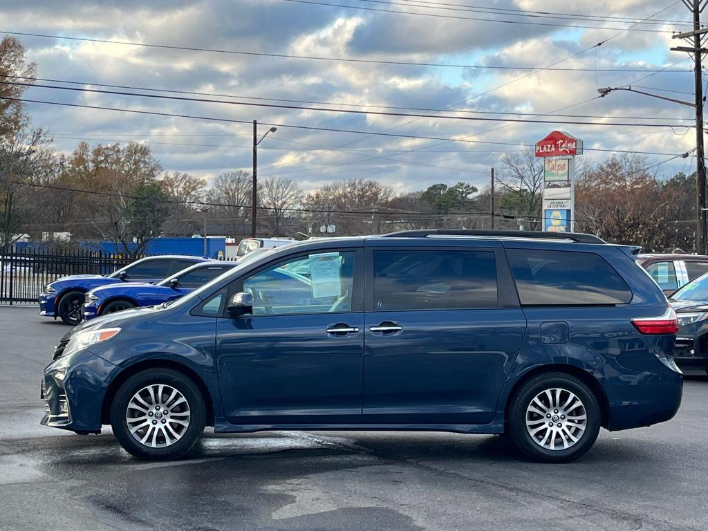 2019 Toyota Sienna XLE photo 5