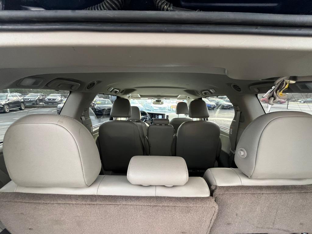 2019 Toyota Sienna XLE photo 19