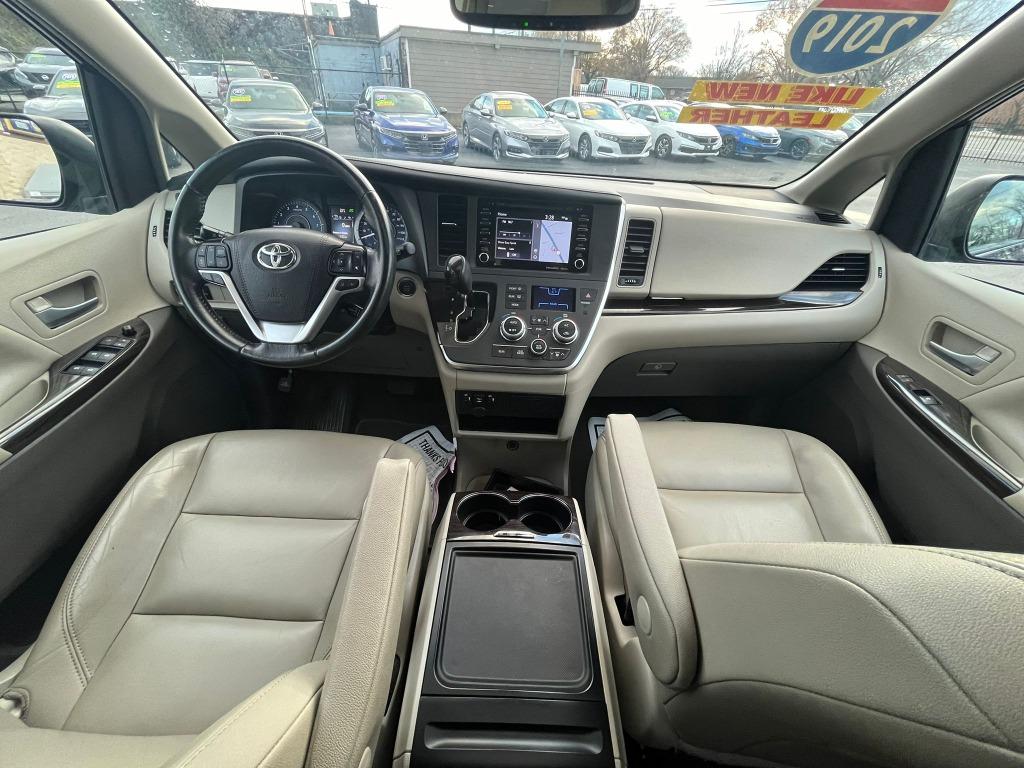 2019 Toyota Sienna XLE photo 16