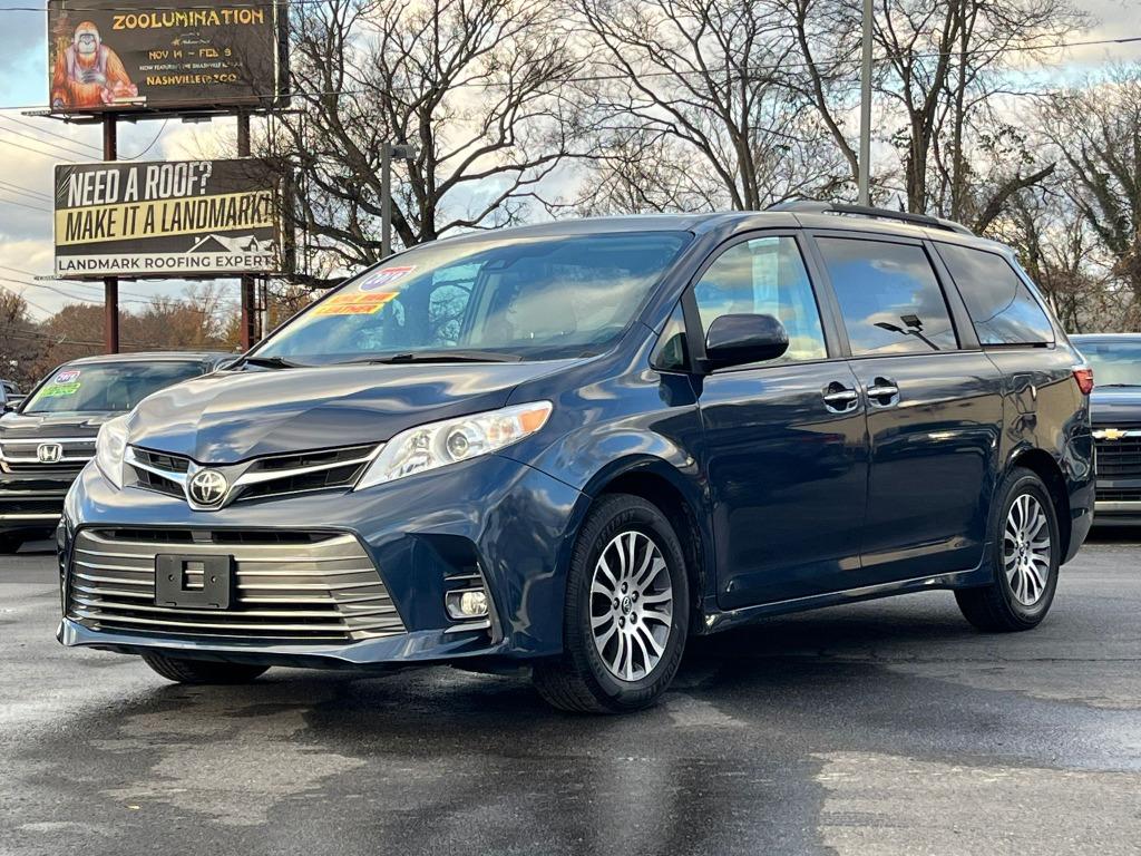 2019 Toyota Sienna XLE photo 4