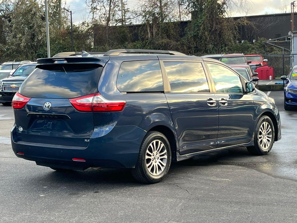 2019 Toyota Sienna XLE photo 9