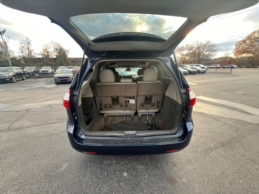 2019 Toyota Sienna XLE photo 8