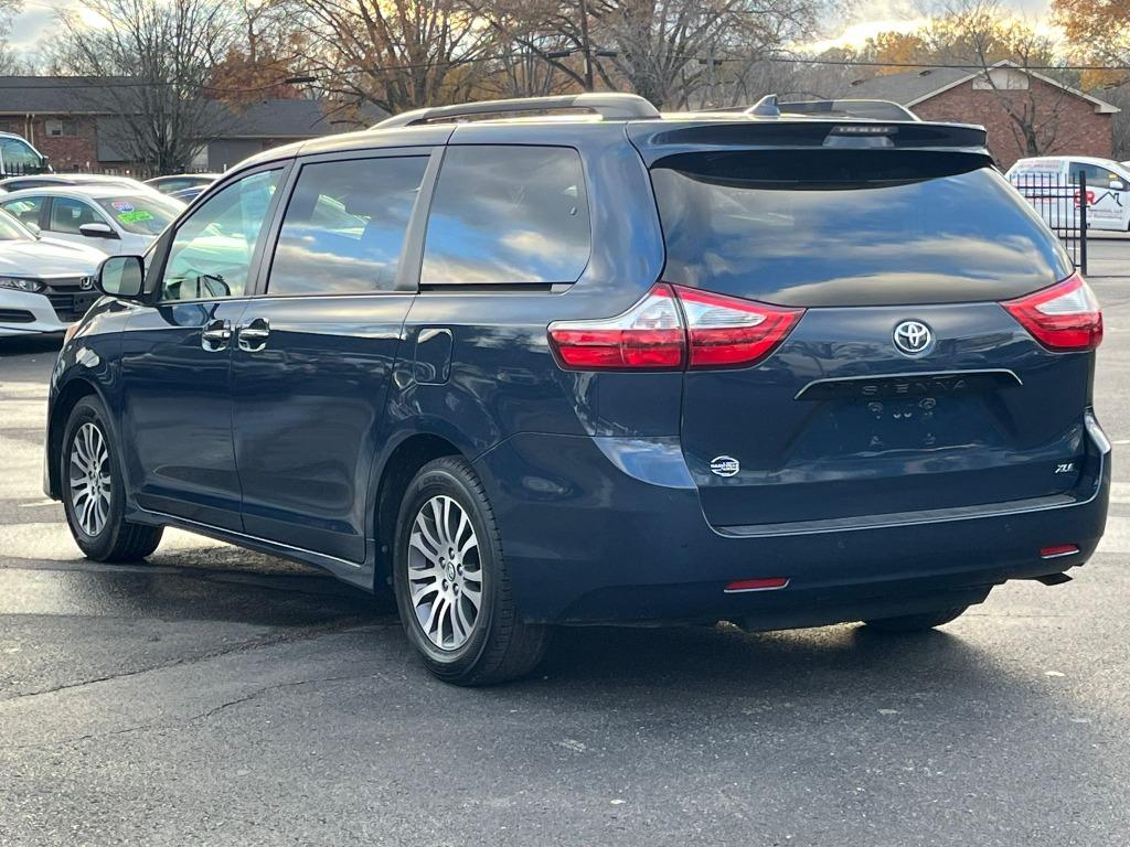 2019 Toyota Sienna XLE photo 6