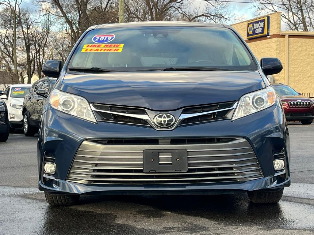 2019 Toyota Sienna XLE photo 3