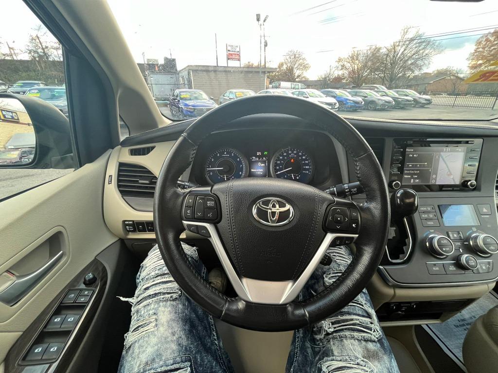 2019 Toyota Sienna XLE photo 13