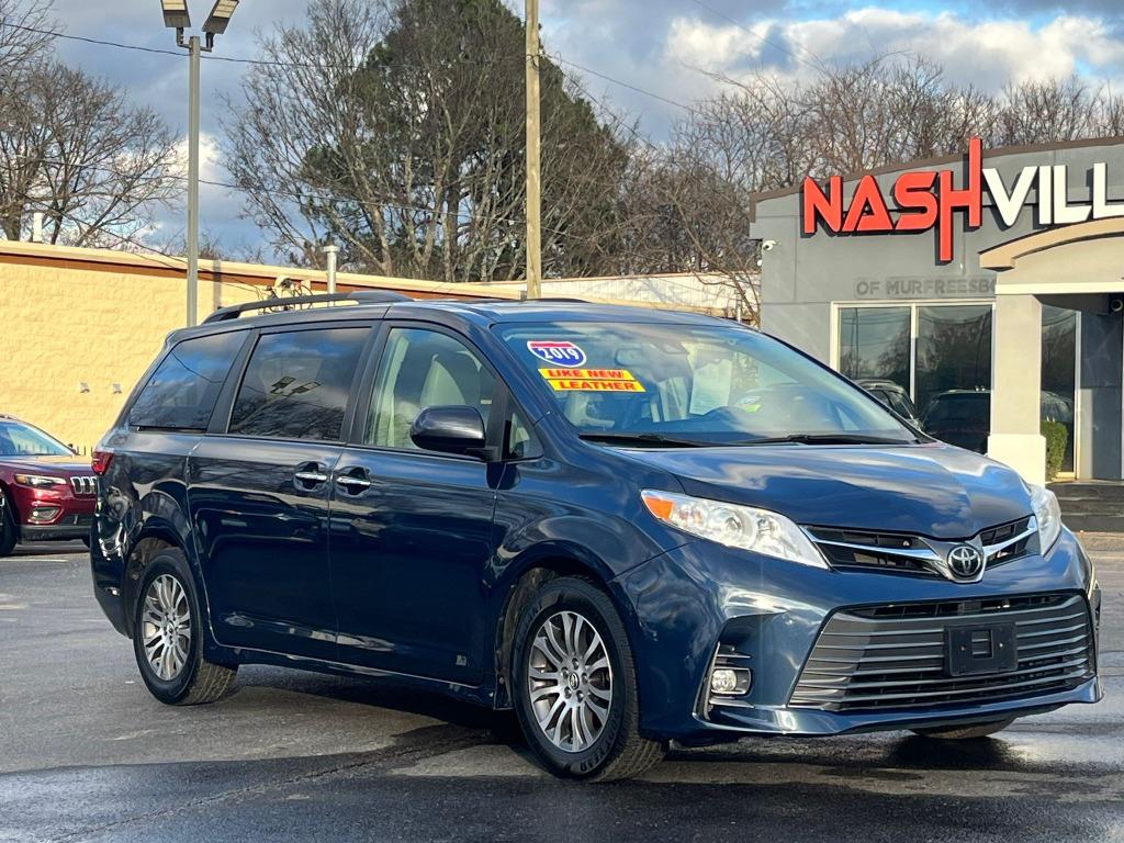 2019 Toyota Sienna XLE photo 2