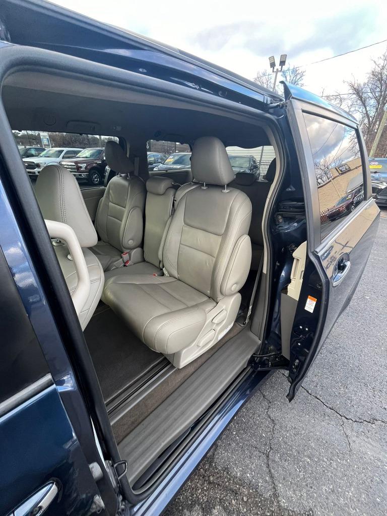 2019 Toyota Sienna XLE photo 18