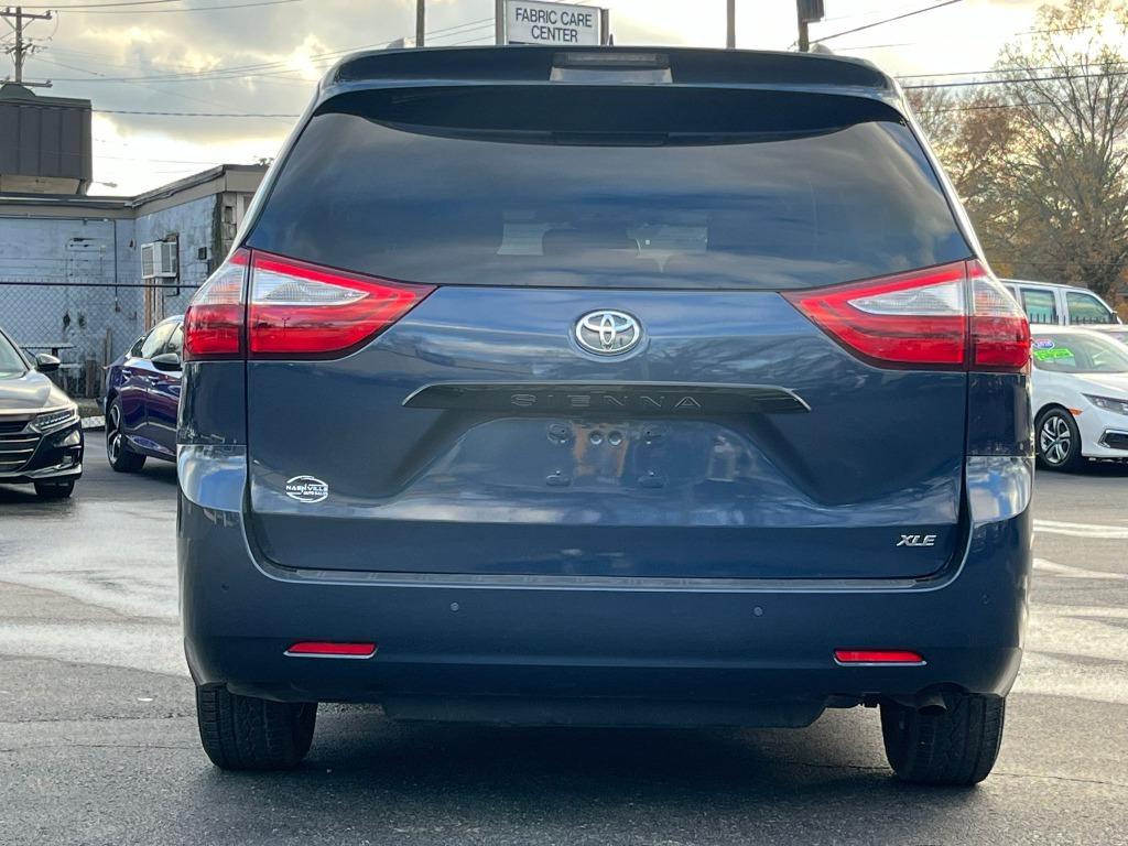 2019 Toyota Sienna XLE photo 7