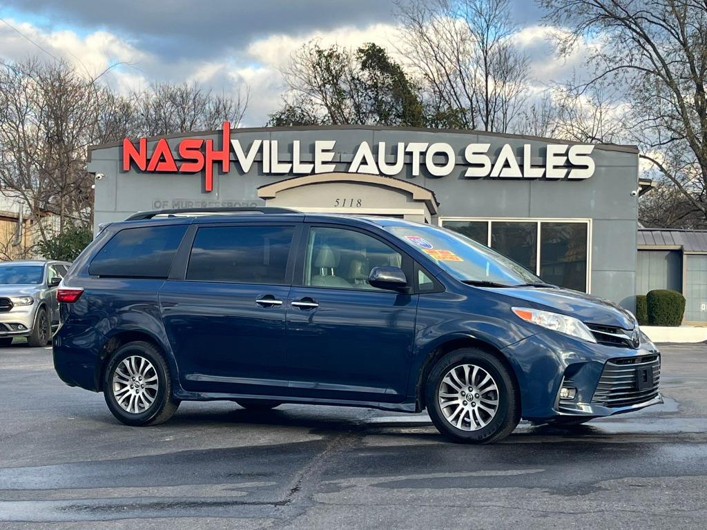 2019 Toyota Sienna XLE's photo
