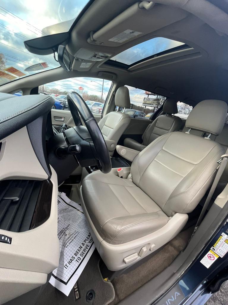 2019 Toyota Sienna XLE photo 15