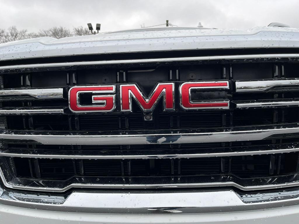 2023 GMC Yukon SLT photo 3